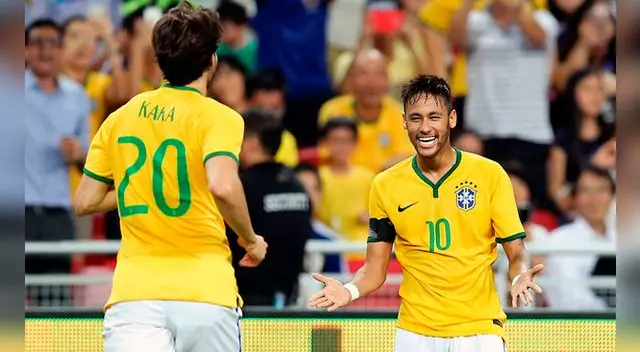 Neymar celebra un gol con Kaká. Neymar celebra un gol con Kaká.