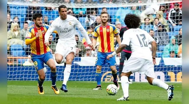 Real Madrid vs. Valencia: Cristiano Ronaldo dominando el balón Real Madrid vs. Valencia: Cristiano Ronaldo dominando el balón