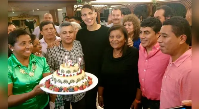 Paolo Guerrero celebra el cumpleaños de su madre.
