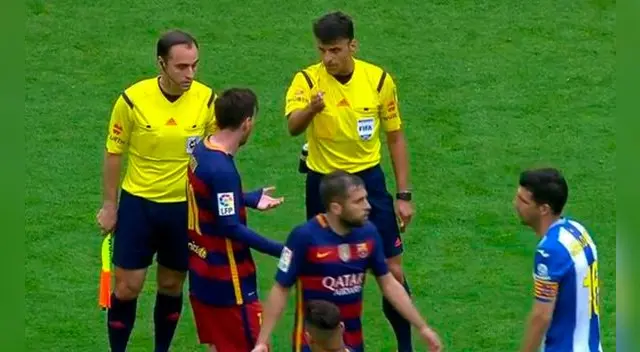 'Lio' le reclamó esa jugada a Gil al final del primer tiempo.