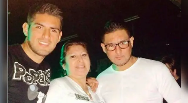 Carlos Zambrano junto su hermano y su madre. Carlos Zambrano junto su hermano y su madre.