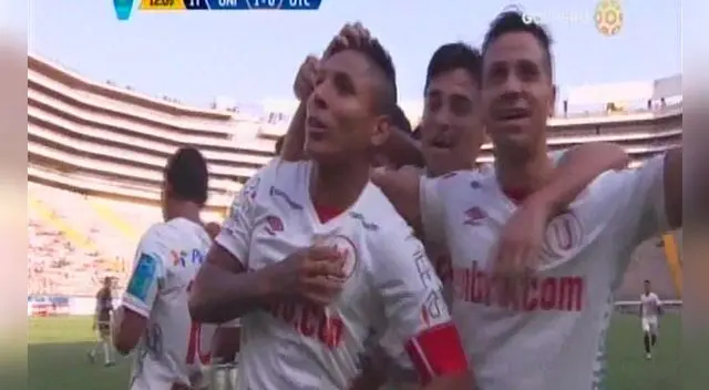 Raúl Ruidíaz celebra su gol con Guastavino y Cuba.