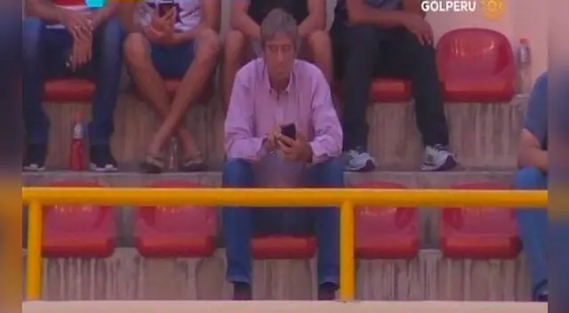 Germán Leguía mira su celular en medio de las celebraciones por los goles de Ruidíaz. Germán Leguía mira su celular en medio de las celebraciones por los goles de Ruidíaz.