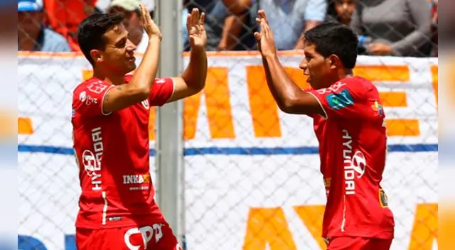Diego Guastavino y Edison Flores celebran un gol de Universitario a Ayacucho FC.