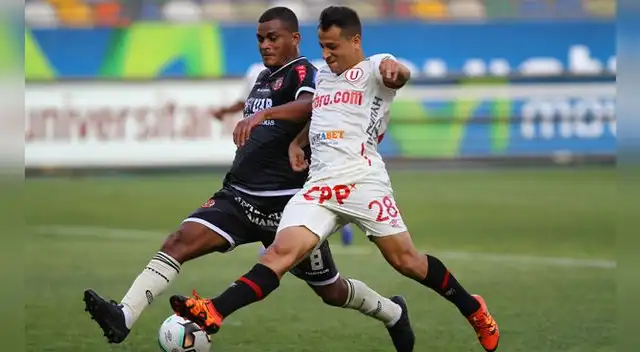 Diego Guastavino disputa el balón con Nelinho Quina. Diego Guastavino disputa el balón con Nelinho Quina.