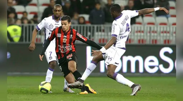 Hatem Ben Arfa supera a dos rivales en la Ligue 1
