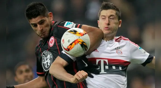Carlos Zambrano disputa un balón con Robert Lewandowski en un Bayern-Eintracht. Carlos Zambrano disputa un balón con Robert Lewandowski en un Bayern-Eintracht.