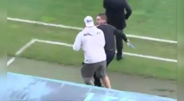 este hecho generó la risa entre los aficionados y los jugadores.