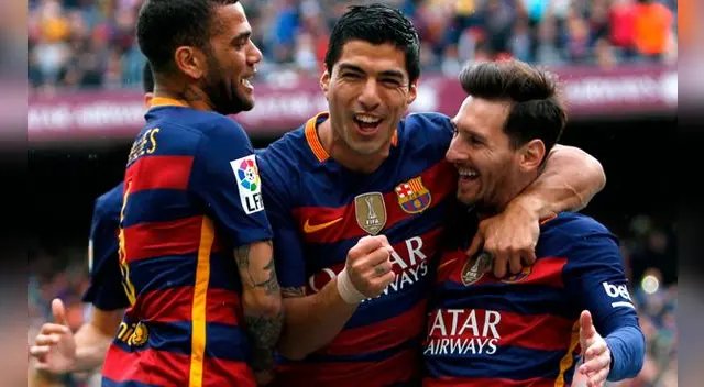 Lionel Messi, Luis Suárez y Dani Alves celebran un gol del Barcelona.