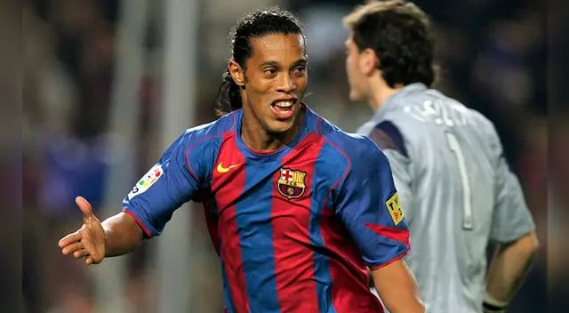 Ronaldinho celebra un gol al Real Madrid en 2004.