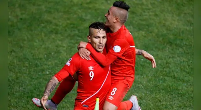 Paolo Guerrero y Christian Cueva celebran el 2-0 de Perú a Bolivia en la Copa América 2015.