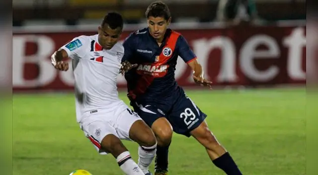 Junior Ponce y Aldo Corzo disputan el balón en el San Martín-Municipal por el Apertura. Junior Ponce y Aldo Corzo disputan el balón en el San Martín-Municipal por el Apertura.