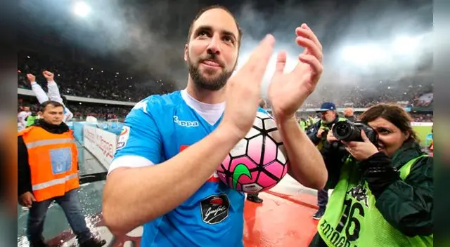 Gonzalo Higuaín celebra el triunfo del Napoli con el balón del hat-trick en el brazo.