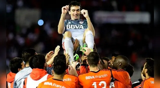 Marcelo Barovero es manteado por sus compañeros de River Plate.