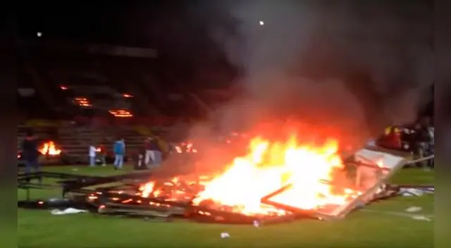 Youtube: equipo se fue al descenso e hinchas le prendieron fuego a su estadio Youtube: equipo se fue al descenso e hinchas le prendieron fuego a su estadio