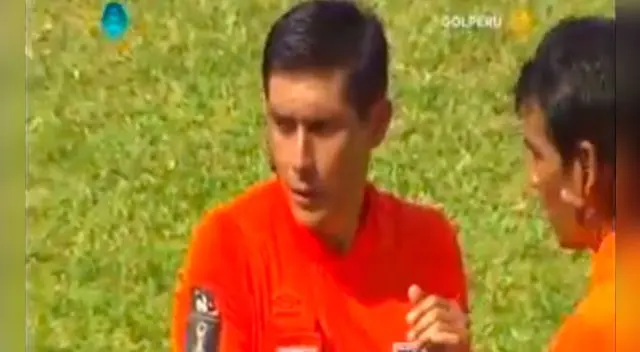 Luis Garay espera el cuarto árbitro le alcance el silbato.