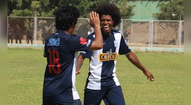 Julio Landauri y Willyan Mimbela celebran el triunfo de Alianza Lima. Julio Landauri y Willyan Mimbela celebran el triunfo de Alianza Lima.