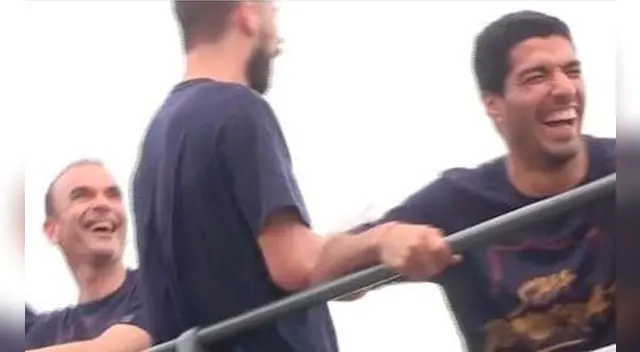 Piqué imita a Cristiano y Luis Suárez se mata de risa. Piqué imita a Cristiano y Luis Suárez se mata de risa.