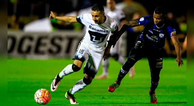 Ismael Sosa disputa el balón con Dixon Arroyo Ismael Sosa disputa el balón con Dixon Arroyo