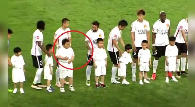 Ezequiel Lavezzi hace una broma y desata la furia de un niño en China.