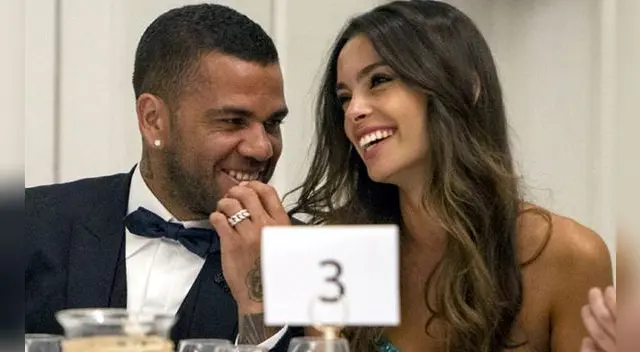Dani Alves revolucionó las redes sociales junto a su sensual pareja. Dani Alves revolucionó las redes sociales junto a su sensual pareja.