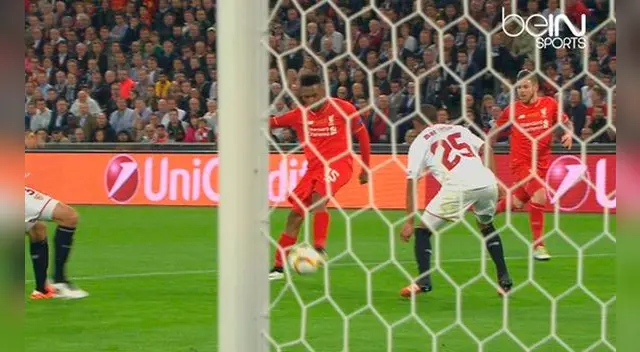 Daniel Sturridge convierte el 1-0 de Liverpool al Sevilla.