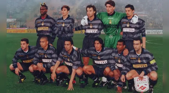 El equipo del Inter de Milán campeón de la Copa UEFA 1997-98. El equipo del Inter de Milán campeón de la Copa UEFA 1997-98.
