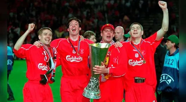 Liverpool celebra su título de la Copa UEFA en la temporada 2000-01. Liverpool celebra su título de la Copa UEFA en la temporada 2000-01.