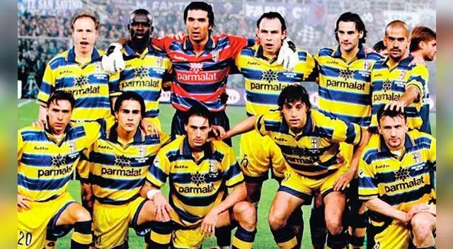 Parma celebra su título de la Copa UEFA en la temporada 1998-99. Parma celebra su título de la Copa UEFA en la temporada 1998-99.