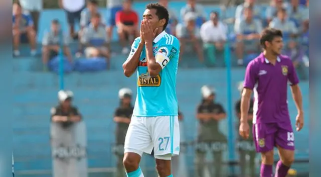 Carlos Lobatón se lamenta de una opción en el Cristal-Comerciantes del Apertura. Carlos Lobatón se lamenta de una opción en el Cristal-Comerciantes del Apertura.