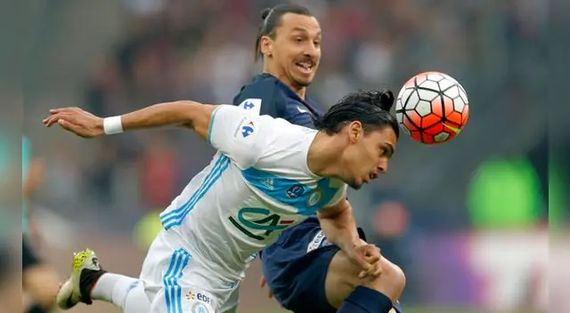 Karim Rekik despeja de cabeza ante la presencia de Zlatan Ibrahimovic.