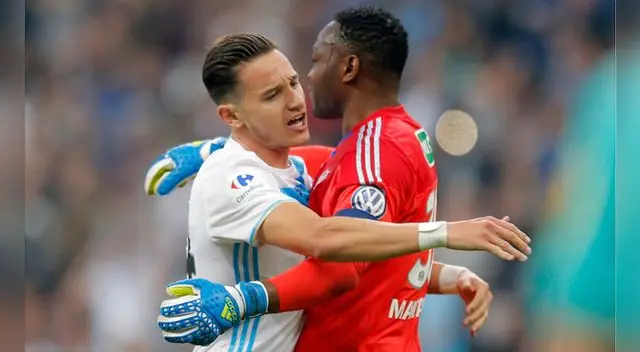 Thauvin celebra su golazo al PSG con Mandanda.