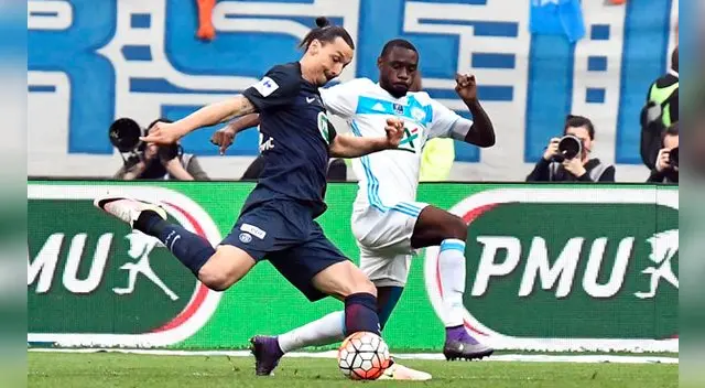 Zlatan Ibrahimovic ensaya un remate ante la presencia de un rival.