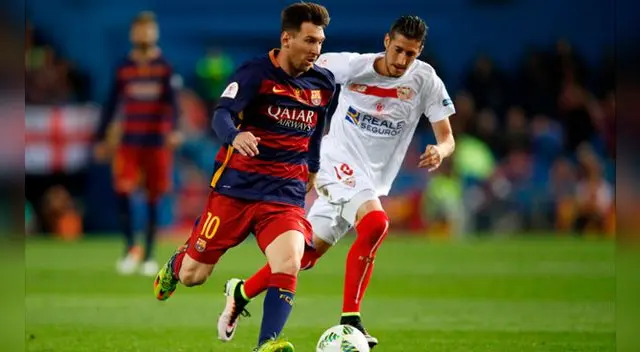 Barcelona vs. Sevilla: Lionel Messi conduce el balón ante la presencia de Escudero. Barcelona vs. Sevilla: Lionel Messi conduce el balón ante la presencia de Escudero.