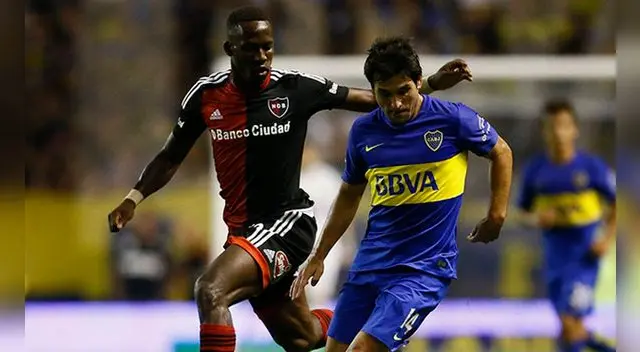 Luis Advíncula disputa el balón con Nicolás Lodeiro en el Boca-Newell's en La Bombonera. Luis Advíncula disputa el balón con Nicolás Lodeiro en el Boca-Newell's en La Bombonera.