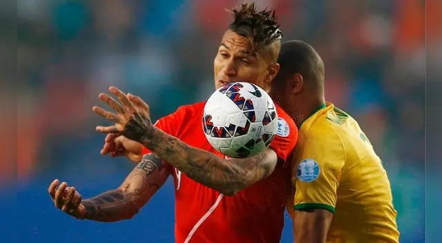 Paolo Guerrero disputa el balón con Joao Miranda.