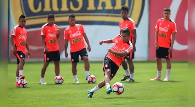 Raúl Ruidíaz ensaya un remate en el entrenamiento de Perú.