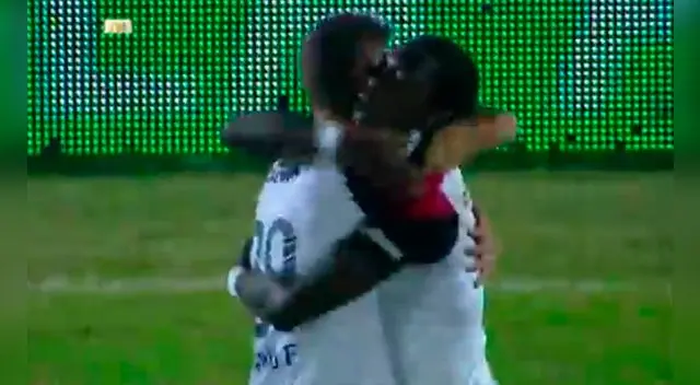Luis Advíncula celebra el 2-1 de Newell's con el autor Daniel Mancini 