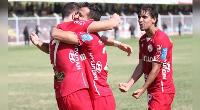 Ugarriza celebra su gol a La Bocana con Guastavino y 'Guti'.