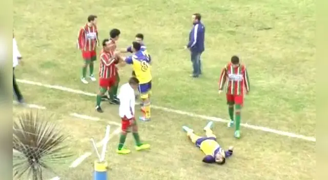 YouTube: futbolista muere tras recibir un rodillazo en la cabeza. YouTube: futbolista muere tras recibir un rodillazo en la cabeza.