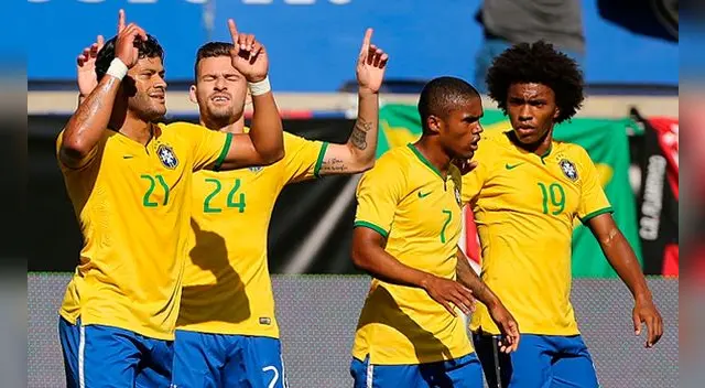 Lucas Lima, Douglas Costa y Willian celebran el gol de Hulk en un amistoso de Brasil. Lucas Lima, Douglas Costa y Willian celebran el gol de Hulk en un amistoso de Brasil.