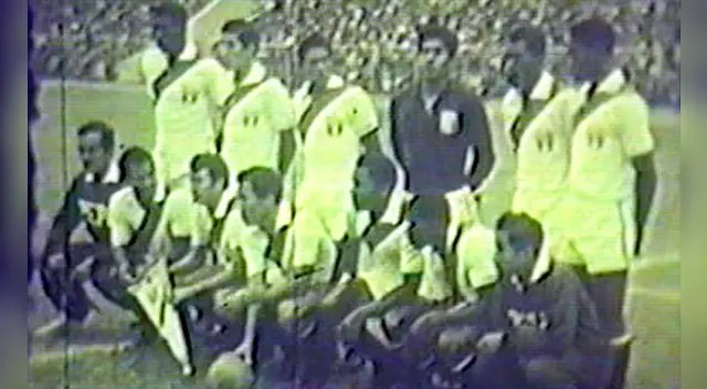 La alineación de Perú ante Argentina en el Estadio Nacional.