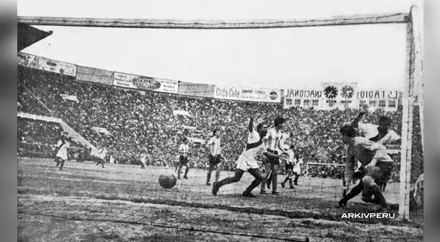 'Kilo' Lobatón celebra el 1-1 de Perú, luego sería anulado por el árbitro Pazos.
