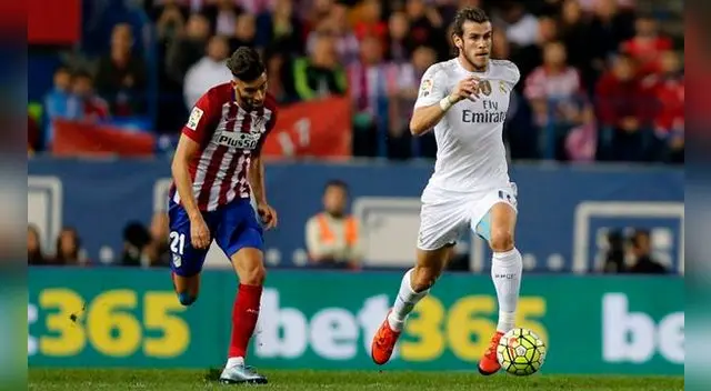 Gareth Bale conduce el balón ante la mirada de Yannick Carrasco. Gareth Bale conduce el balón ante la mirada de Yannick Carrasco.