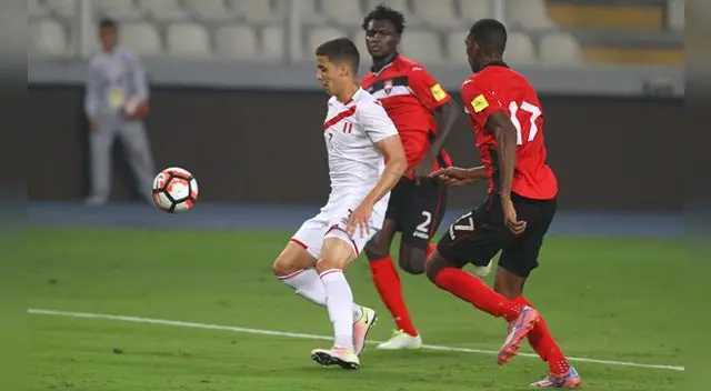 Beto da Silva conduce el balón ante la presencia de dos rivales de Trinidad y Tobago.