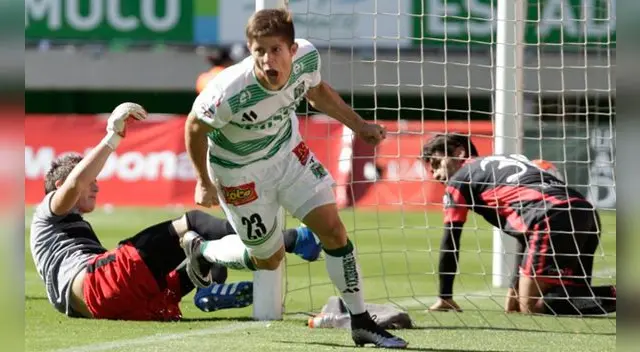 Cris Martínez celebra un gol con Deportes Temuco en el ascenso chileno.