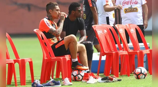 Carlos Ascues conversa con Paolo Guerrero en el entrenamiento de Perú en la Videna.
