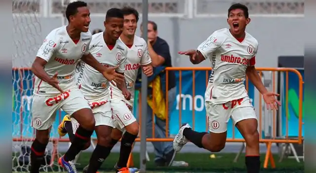 Edison Flores celebra su gol a Sporting Cristal junto a Adán Balbín y Andy Polo.
