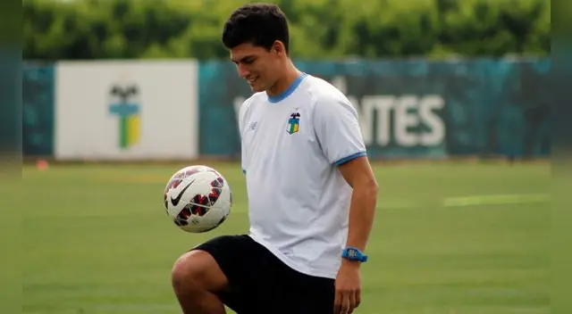 Iván Bulos domina el balón en su presentación como jugador de O'Higgins. Iván Bulos domina el balón en su presentación como jugador de O'Higgins.