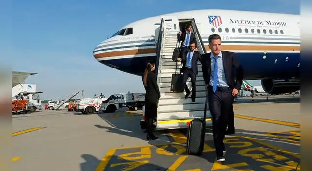 Saúl Ñíguez, Juanfran y Tiago Mendes bajan del avión personal del Atlético.